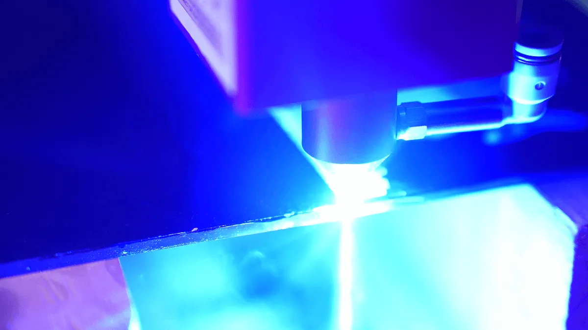 Hình ảnh quá trình cắt kinh bằng laser Hình ảnh quá trình cắt kinh bằng laser