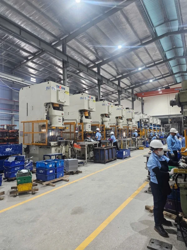 Công nhân vận hành line dập Yadon trong dây chuyền công nghệ đột dập Công nhân vận hành line dập Yadon trong dây chuyền công nghệ đột dập