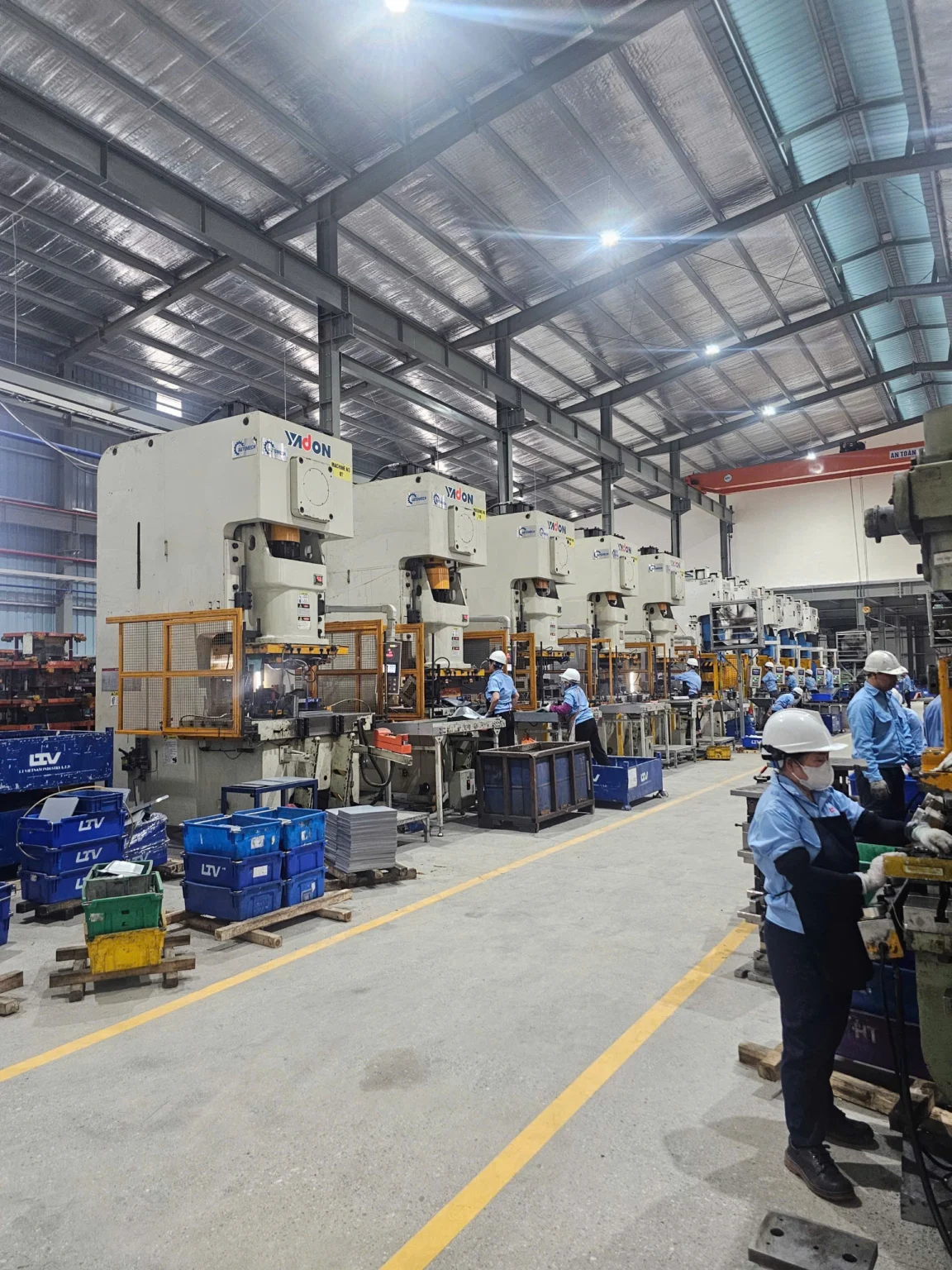 Máy dập cơ 15 tấn với tốc độ 50-100 lần/phút, đảm bảo độ chính xác cho linh kiện điện tử