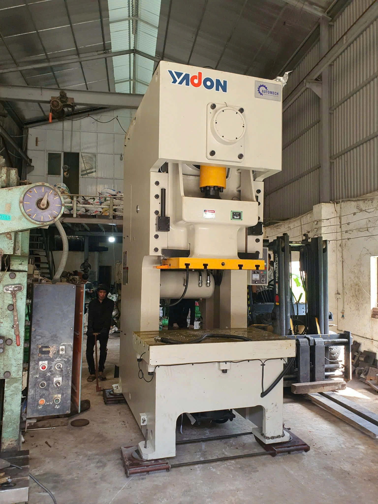 Khung thân máy đột dập 12 tấn chắc chắn, đảm bảo độ bền và độ ổn định trong quá trình gia công liên tục Khung thân máy đột dập 12 tấn chắc chắn, đảm bảo độ bền và độ ổn định trong quá trình gia công liên tục