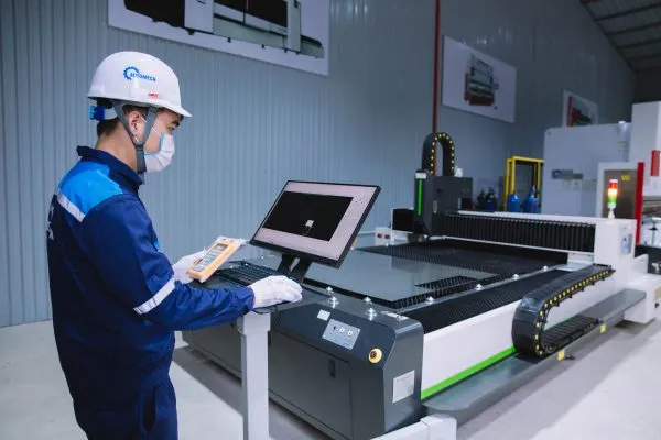 Đầy đủ bảo hộ an toàn khi vận hành máy cắt laser Đầy đủ bảo hộ an toàn khi vận hành máy cắt laser
