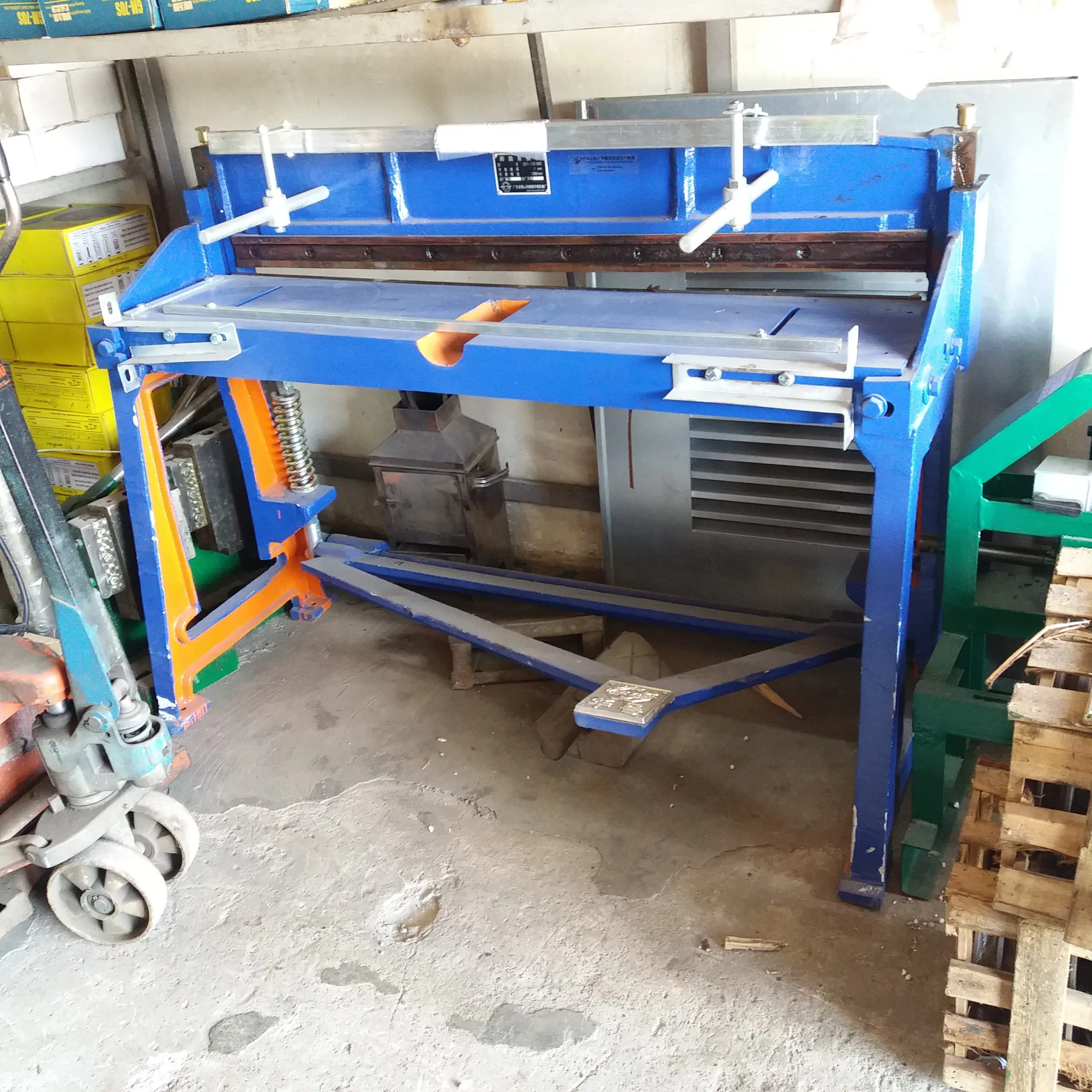 Máy cắt tôn điện đạp chân, điện 220/380V Máy cắt tôn điện đạp chân, điện 220/380V