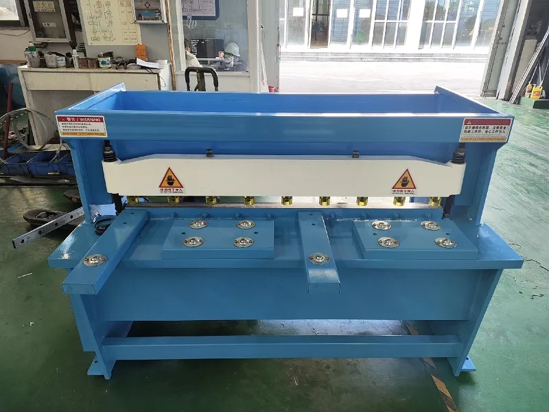 Máy cắt tôn điện khổ nhỏ Máy cắt tôn điện khổ nhỏ