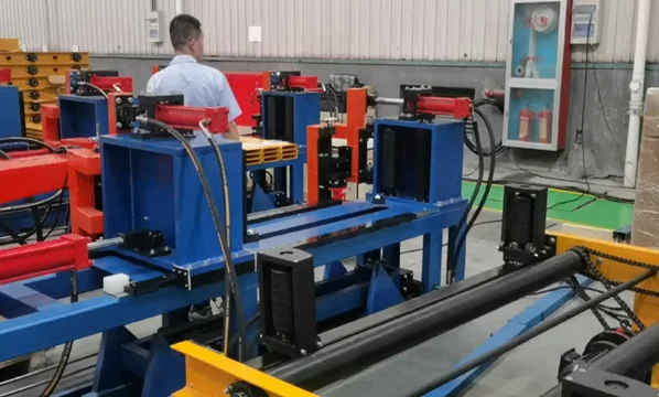 Trạm đính đầu dầm trong máy hàn ngang JInggong do Automech cung cấp