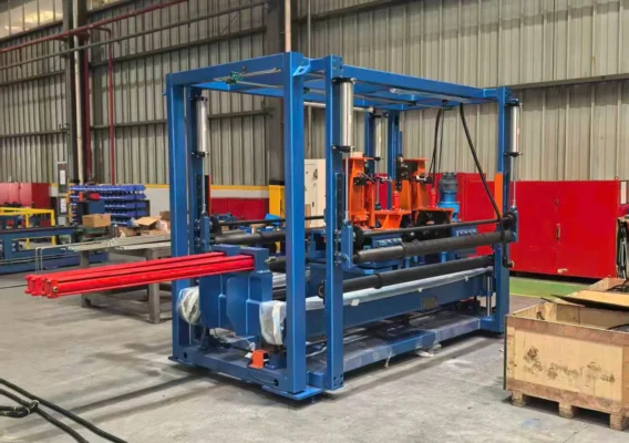 Trạm hàn mặt sau trong máy hàn ngang Jinggong đang được lắp đặt trước khi xuất xưởng