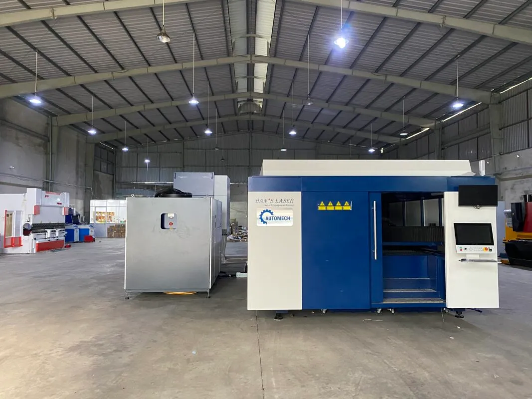 Máy cắt laser fiber Automech thiết kế kín an toàn, giảm khói bụi Máy cắt laser fiber Automech thiết kế kín an toàn, giảm khói bụi