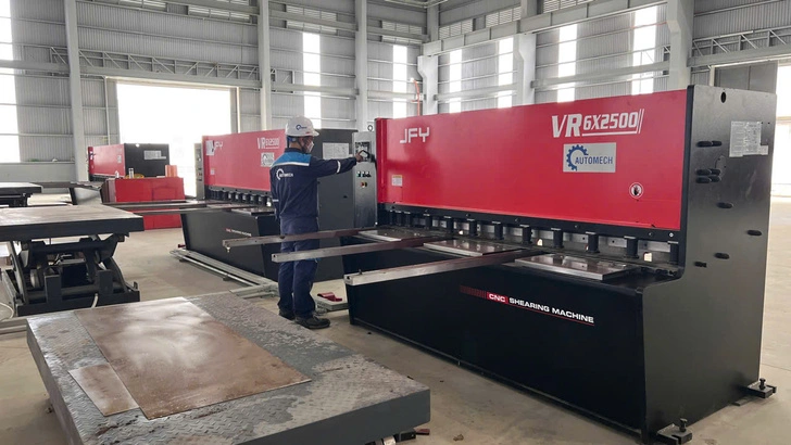 Đầu tư vào máy cắt tôn tấm thủy lực mang lại nhiều lợi ích chiến lược