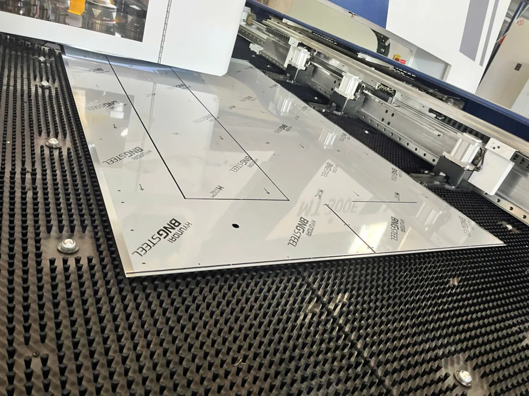 Máy đột CNC tôn tấm dành cho tủ bảng điện thang máy