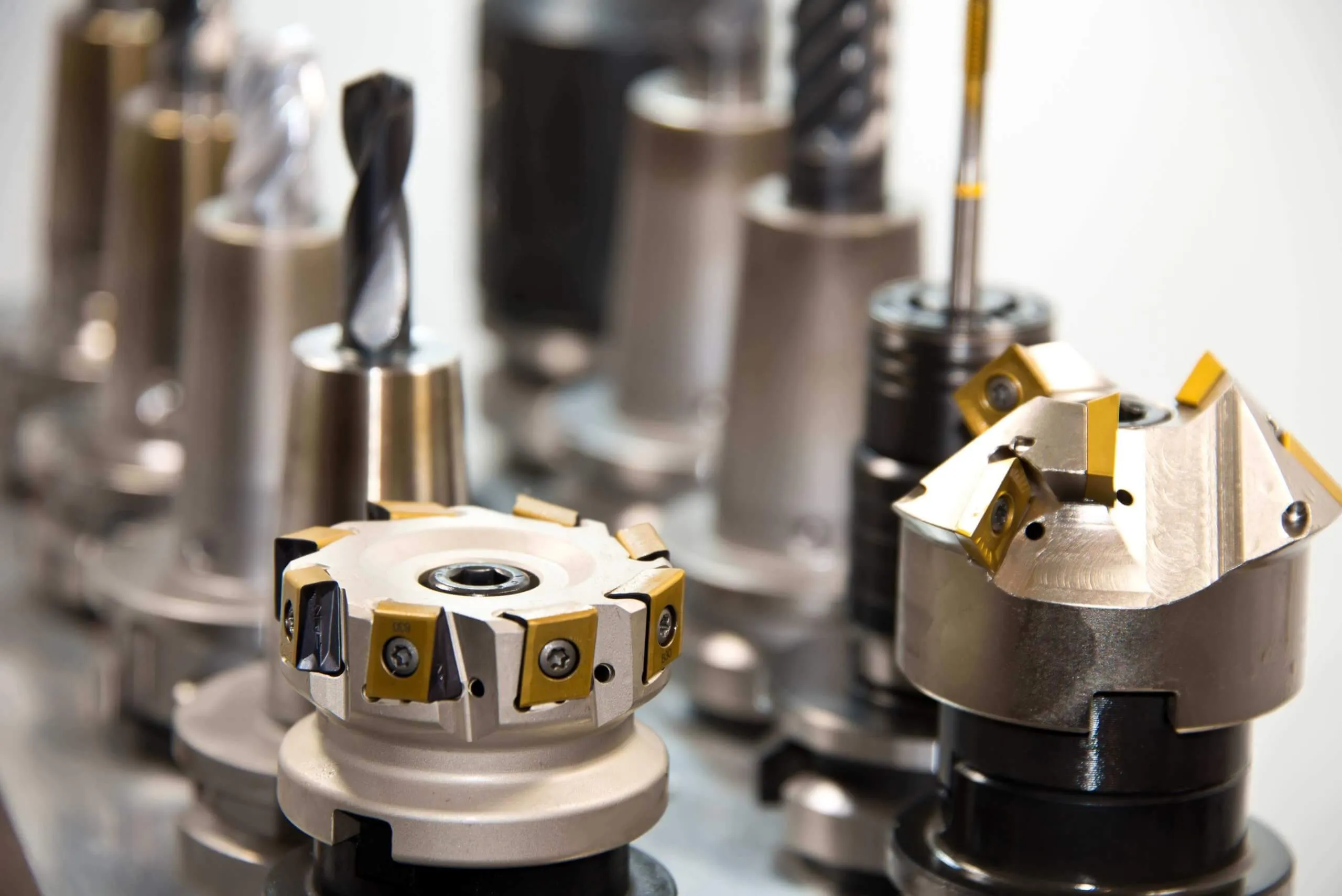 Việc chọn dụng cụ cắt gọt CNC phù hợp là yếu tố then chốt, quyết định trực tiếp đến hiệu suất sản xuất và lợi nhuận tối đa cho doanh nghiệp Việc chọn dụng cụ cắt gọt CNC phù hợp là yếu tố then chốt, quyết định trực tiếp đến hiệu suất sản xuất và lợi nhuận tối đa cho doanh nghiệp