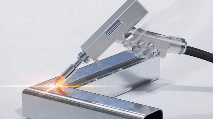 Hình ảnh súng hàn laser thao tác hàn trên sản phẩm ống hộp inox