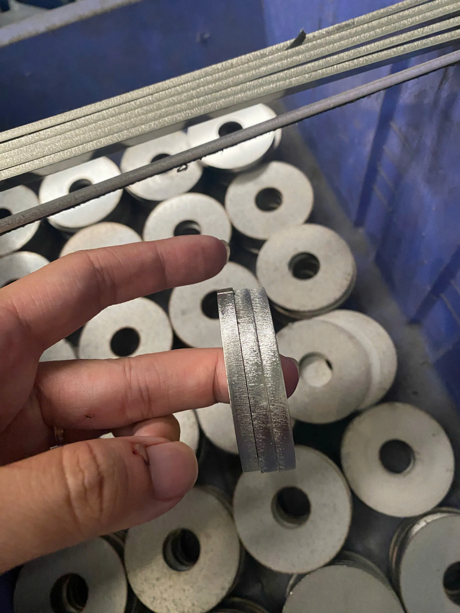 Cắt cnc inox bằng máy cắt laser fiber cho đường cắt mịn đẹp, không có bavia Cắt cnc inox bằng máy cắt laser fiber cho đường cắt mịn đẹp, không có bavia