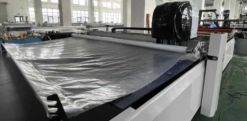 Máy CNC cắt vải công nghiệp khổ lớn chuyên dùng để cắt các đơn hàng sản xuất số lượng lớn với yêu cầu cắt nhiều lớp vải cùng một lúc Máy CNC cắt vải công nghiệp khổ lớn chuyên dùng để cắt các đơn hàng sản xuất số lượng lớn với yêu cầu cắt nhiều lớp vải cùng một lúc
