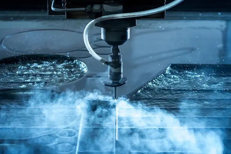 Máy cắt đồng CNC có thể dùng biện phát cắt đồng bằng tia nước. Máy cắt đồng CNC có thể dùng biện phát cắt đồng bằng tia nước