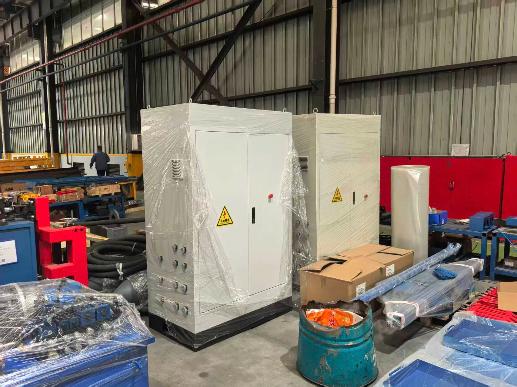 Tủ điều khiển hiện đại của máy hàn dầm Automech, được trang bị các thiết bị điện cao cấp Tủ điều khiển hiện đại của máy hàn dầm Automech, được trang bị các thiết bị điện cao cấp.