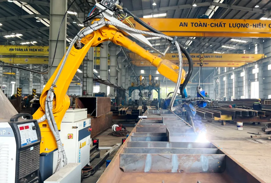 Robot hàn Estun ER8-2000-HW vận hành tự động tại nhà máy cơ khí 埃斯顿 ER8-2000-HW 焊接机器人在机械工厂稳定自动化运行