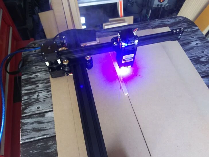 Máy cắt laser mica khắc phục hoàn toàn điều này bằng cách sử dụng nhiệt để "hàn kín" bề mặt cắt ngay khi nó vừa được tạo ra