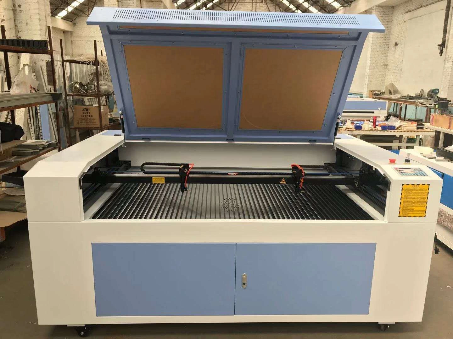 Máy cắt laser mica là một thiết bị gia công vật liệu bằng nhiệt, điều khiển bằng máy tính (CNC)
