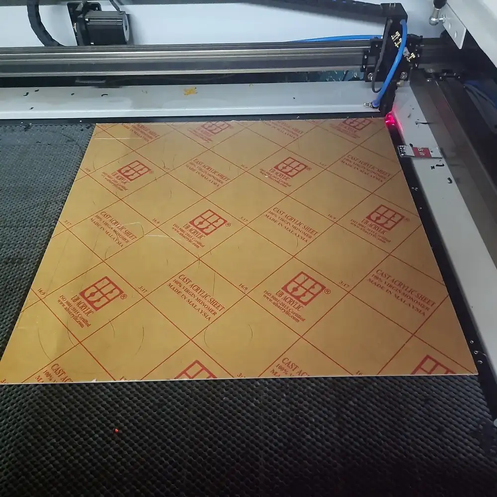 Trong giới làm mô hình sa bàn, máy cắt laser mica là công cụ không thể thay thế.