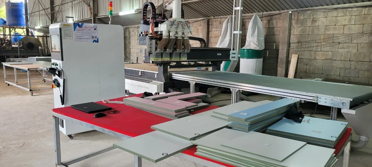 Hình ảnh của một máy cắt cnc ván công nghiệp kích thước lớn Hình ảnh của một máy cắt cnc ván công nghiệp kích thước lớn