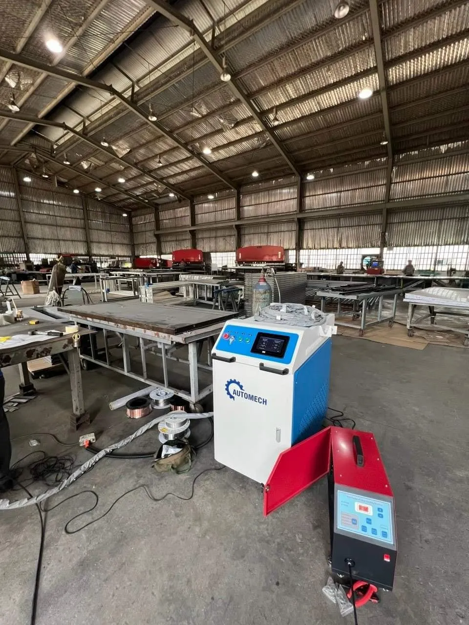Nguồn hàn laser Automech được đặt bên trong máy giúp bảo vệ hiệu quả nguồn hàn laser Nguồn hàn laser Automech được đặt bên trong máy giúp bảo vệ hiệu quả nguồn hàn laser