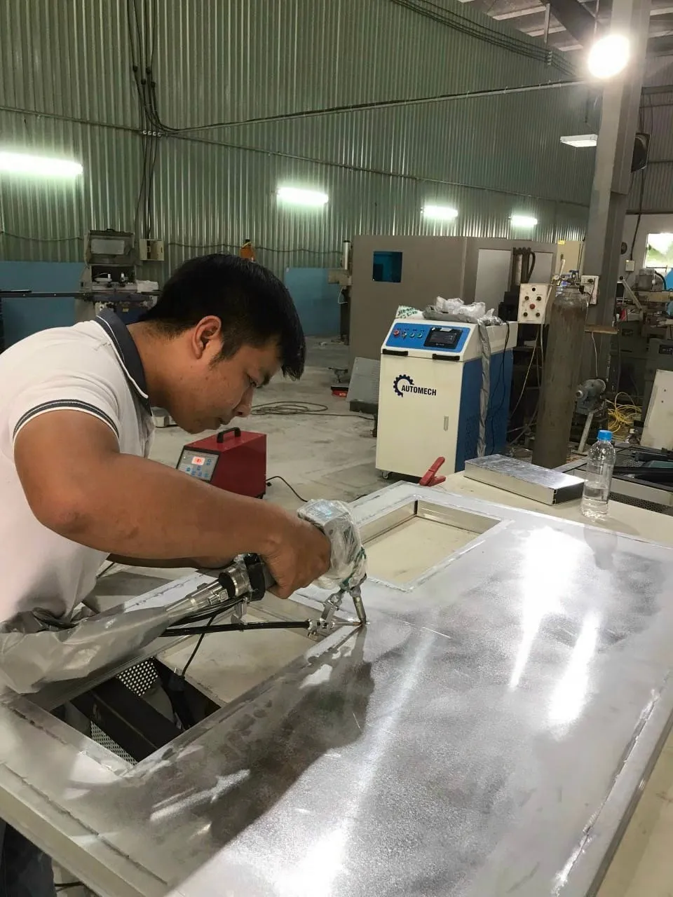 Máy hàn laser Automech luôn được kĩ thuật của Automech hướng dẫn tỉ mỉ giúp khách hàng mới rất dễ vận hành Máy hàn laser Automech luôn được kĩ thuật của Automech hướng dẫn tỉ mỉ giúp khách hàng mới rất dễ vận hành