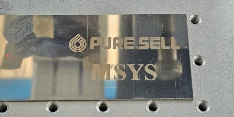 Khắc logo màu trên inox bằng máy khắc laser 20W