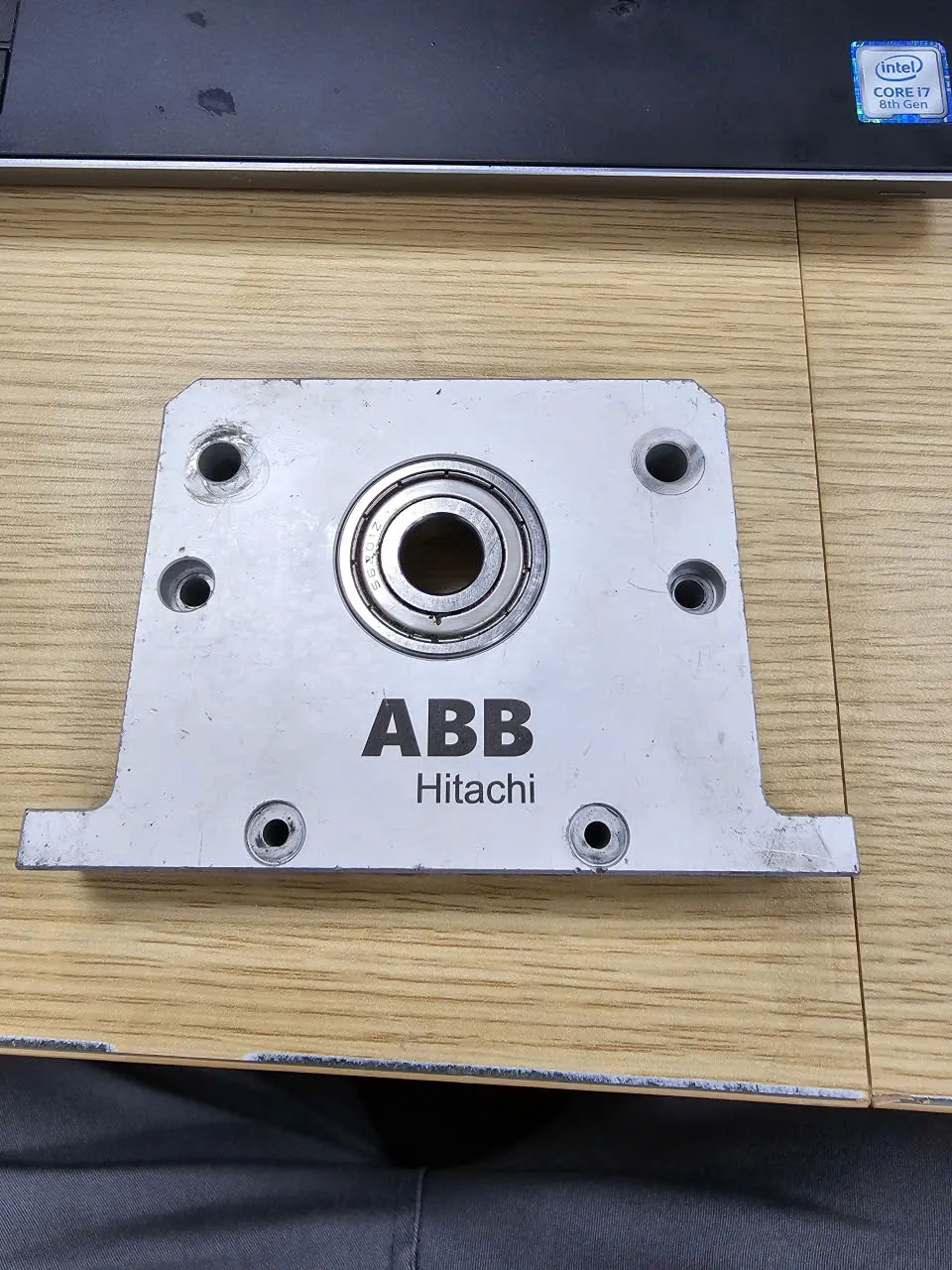 Khắc logo laser trên sản phẩm nhựa sắc nét, không bong tróc