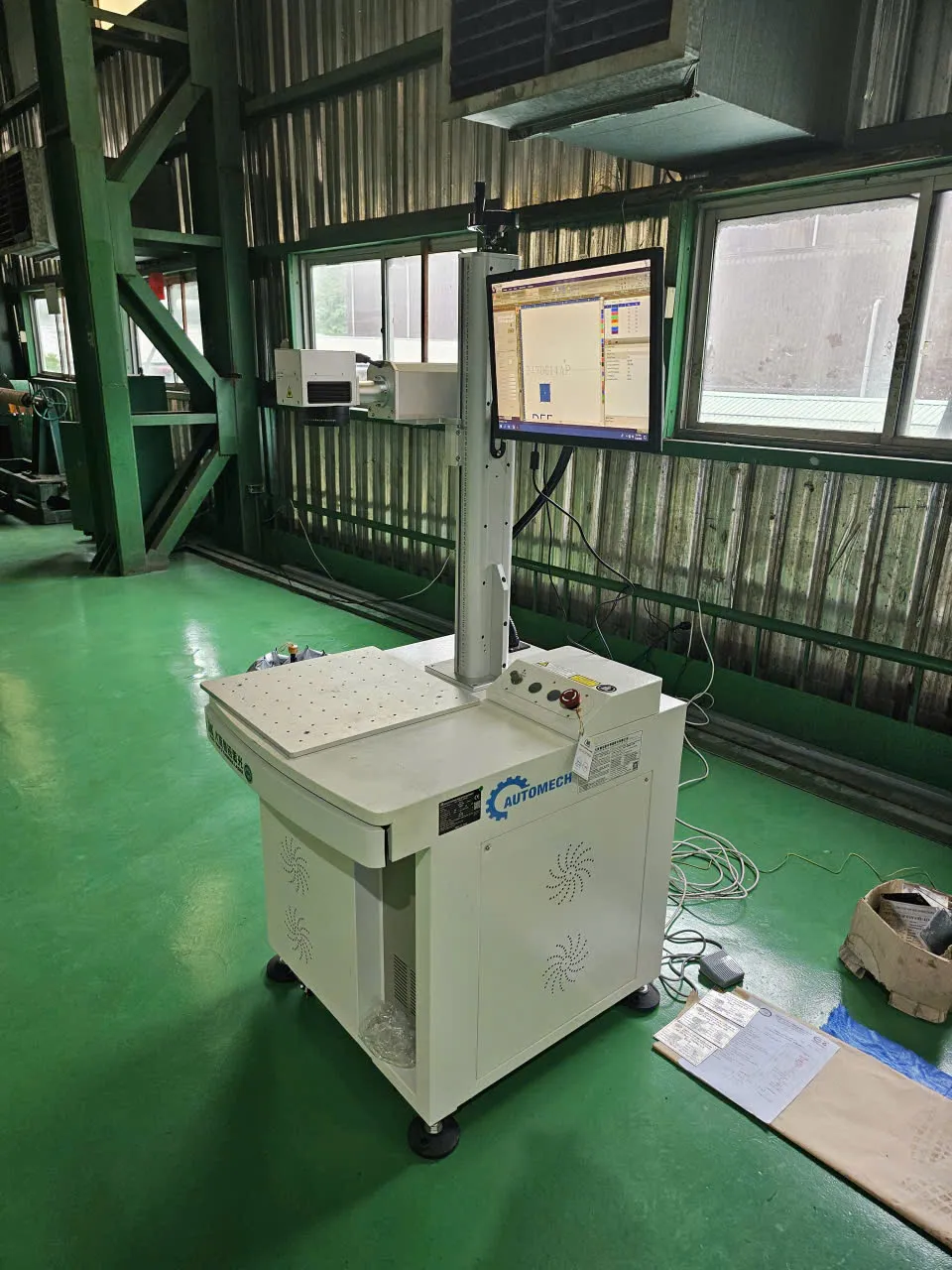 Tổng thể máy khắc laser đa chất liệu trong xưởng sản xuất