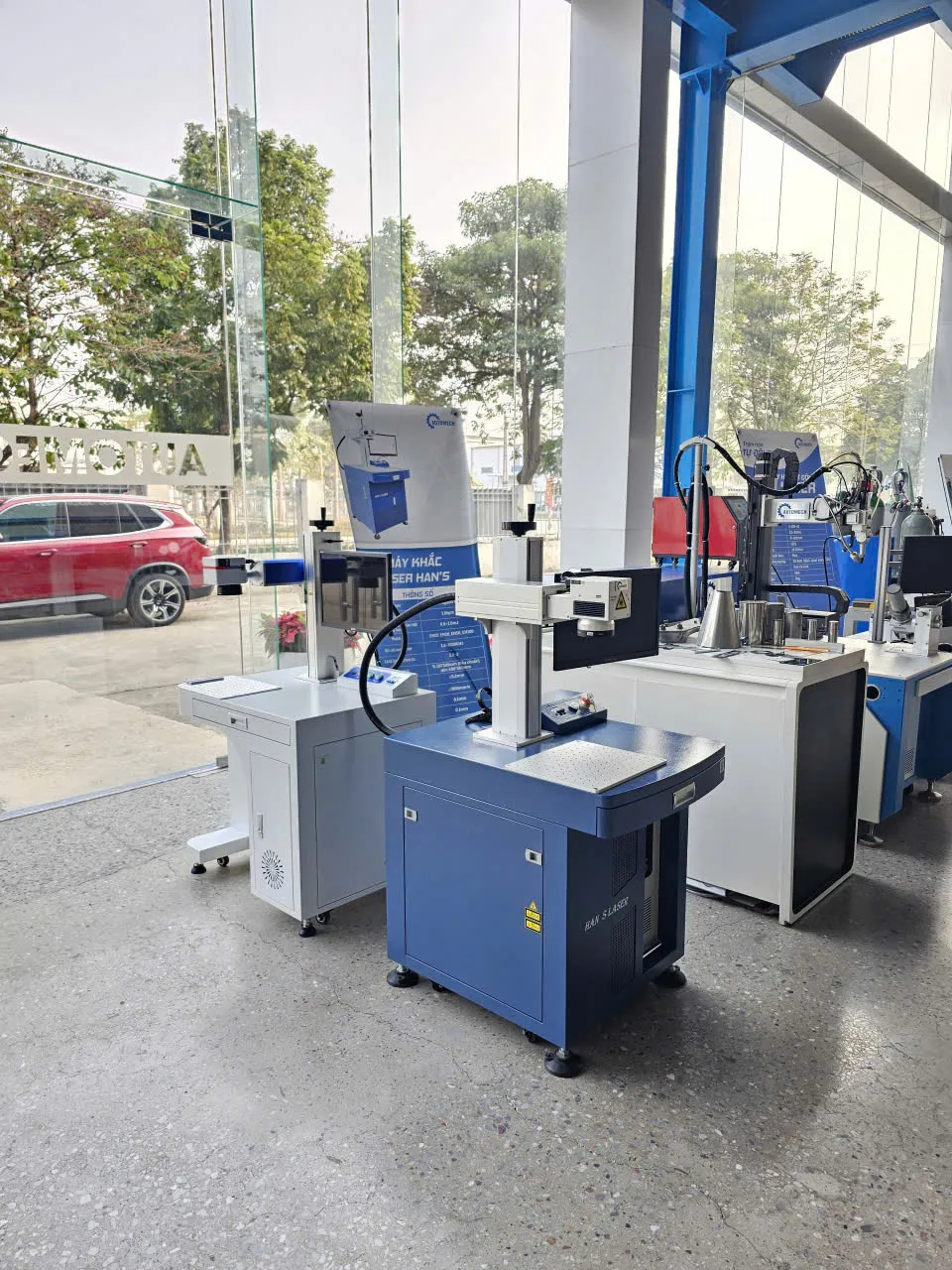 Demo máy khắc laser Han's trên mọi chất liệu tại Automech