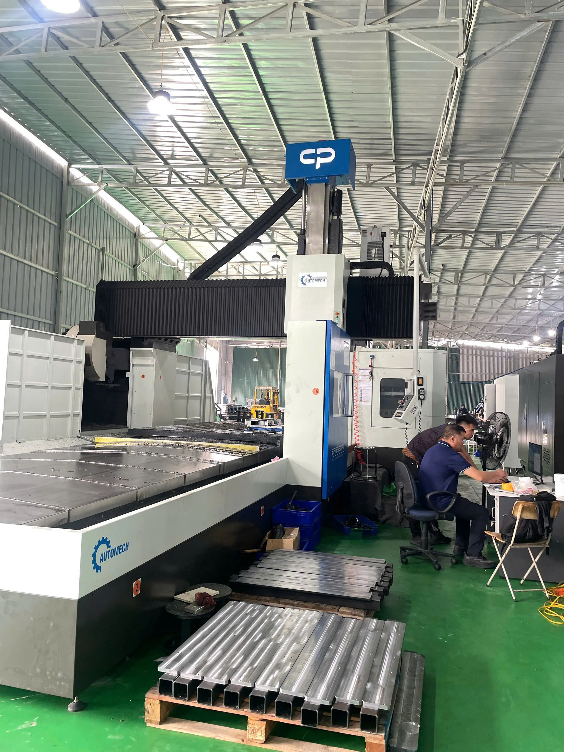 Máy phay thép có khung máy chắc chắn giúp đảm bảo sai số thấp Máy phay thép có khung máy chắc chắn giúp đảm bảo sai số thấp
