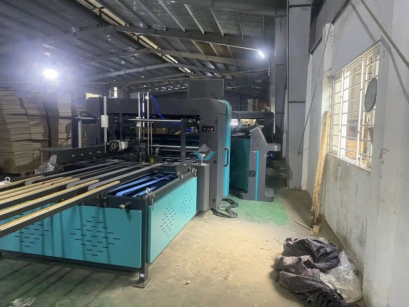 Máy gấp thùng carton giúp quá trình đóng gói diễn ra khép kín, giảm thiểu sự tiếp xúc trực tiếp của con người với bao bì