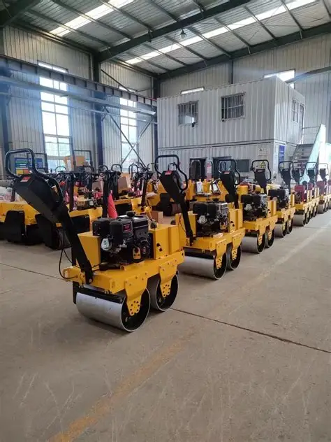 Trong kỹ thuật cơ học đất, trọng lượng tĩnh của máy lu mini tạo ra áp lực tiếp xúc ban đầu