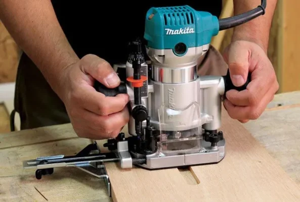 Hình ảnh máy phay mini cầm tay ứng dụng phay lỗ trên bề mặt gỗ