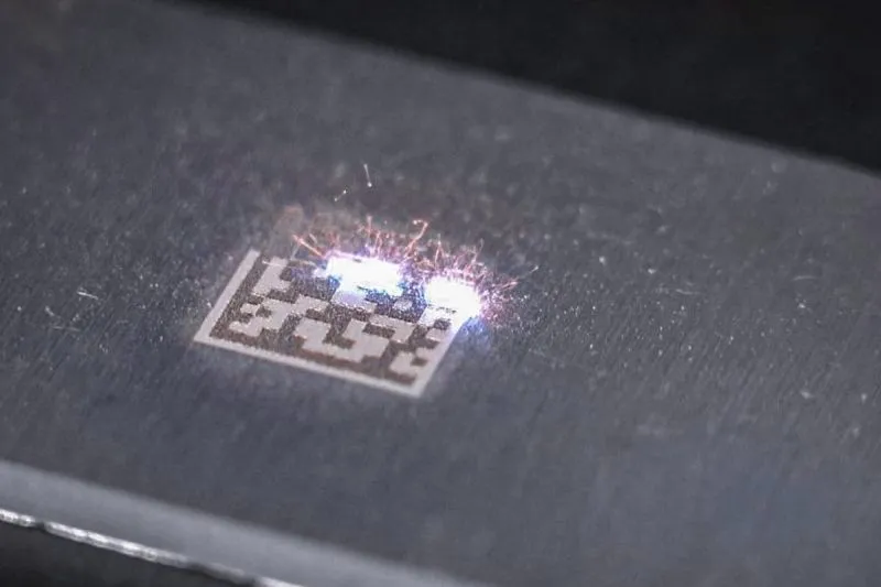Nhờ tính tự động hóa cao, công nghệ khắc laser giúp doanh nghiệp tiết kiệm chi phí nhân công và thời gian vận hành Nhờ tính tự động hóa cao, công nghệ khắc laser giúp doanh nghiệp tiết kiệm chi phí nhân công và thời gian vận hành