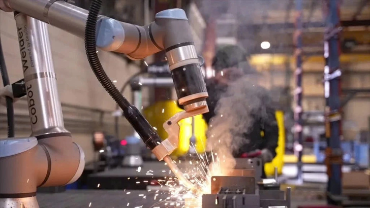 Máy hàn robot cũ là hệ thống cánh tay robot và nguồn hàn đã qua vận hành tại các nhà máy, xưởng sản xuất.
