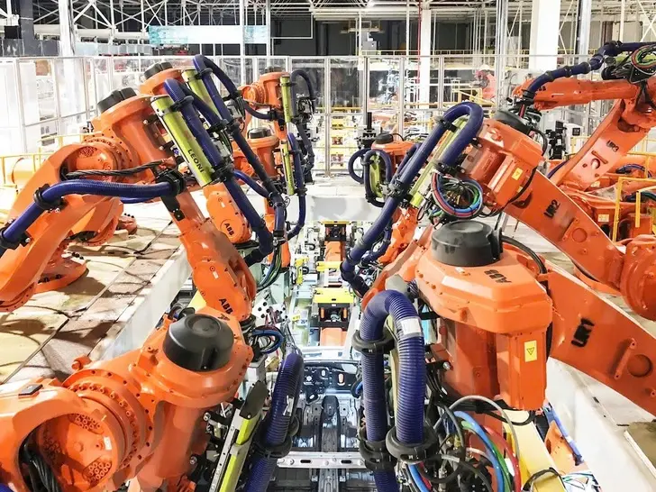 Robot hàn gia công cơ khí duy trì khoảng cách mỏ hàn và góc độ ổn định tuyệt đối, giúp mối hàn không bị hiện tượng khuyết lẹm hay chồng mép.