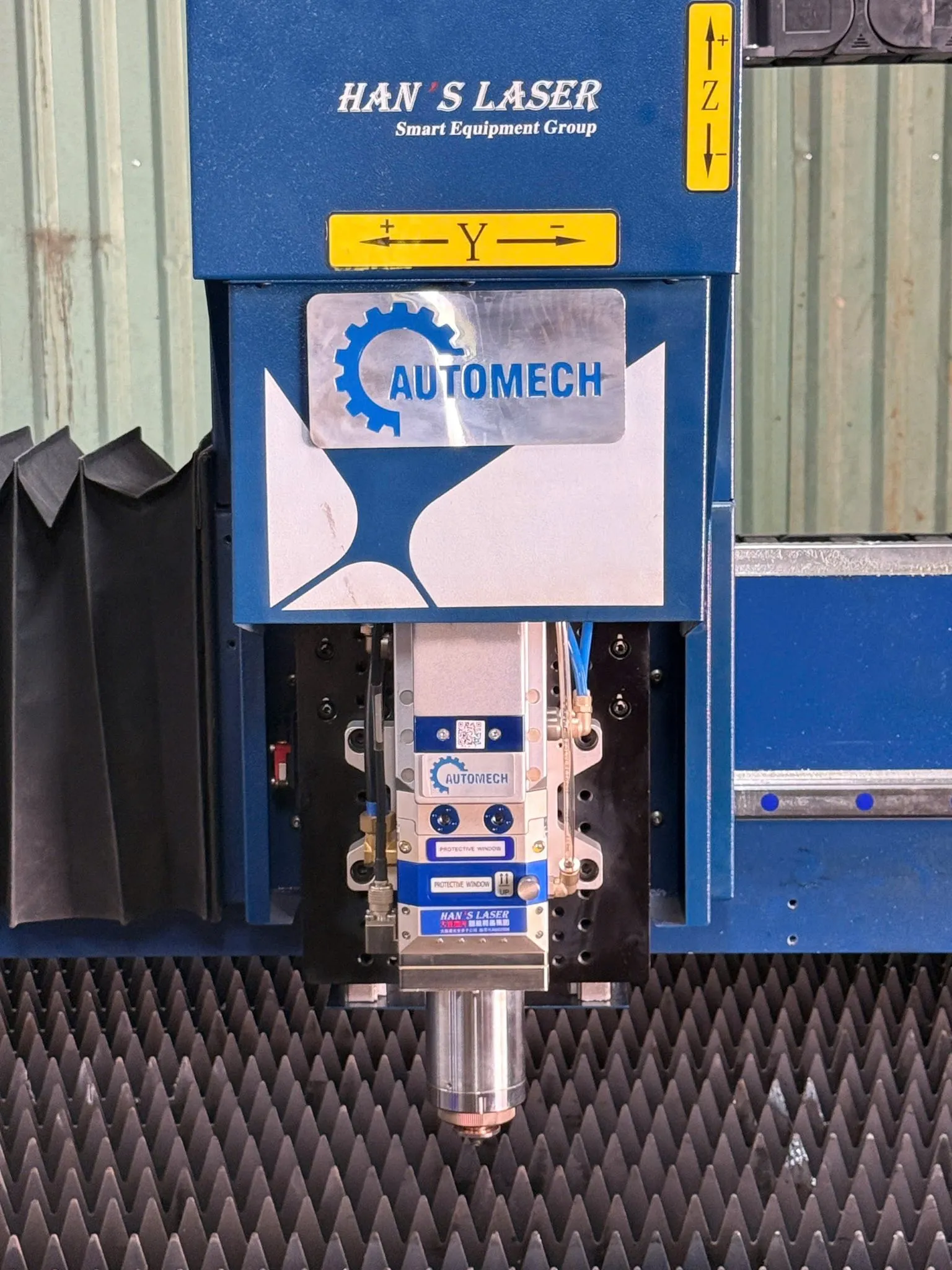 Đầu cắt máy cắt laser CNC trang bị các thấu kính để tia laser có thể cắt vật liệu Đầu cắt máy cắt laser CNC trang bị các thấu kính để tia laser có thể cắt vật liệu