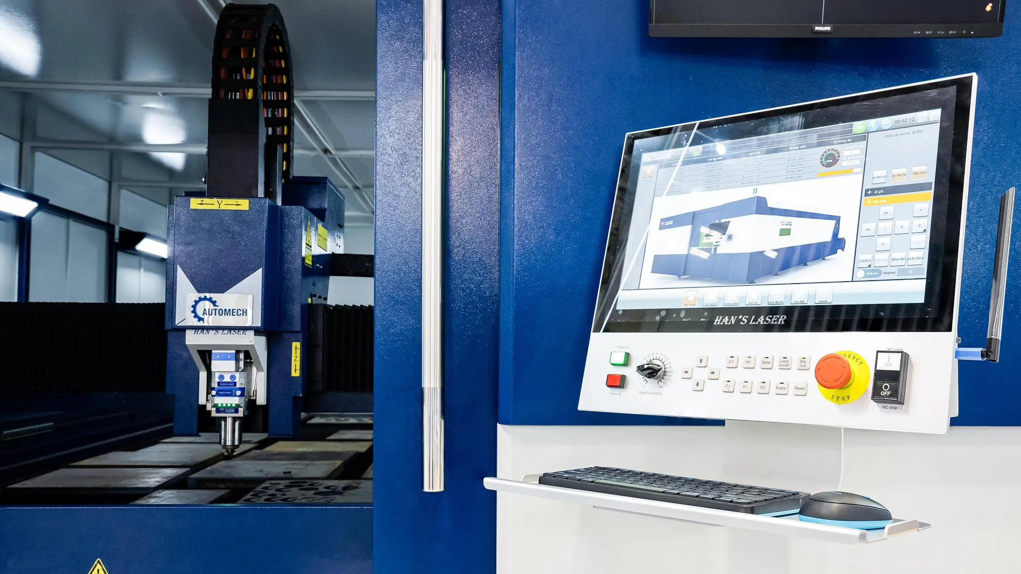 Máy cắt chữ CNC với bộ điều khiển trung tâm giúp tối ưu quá trình sản xuất