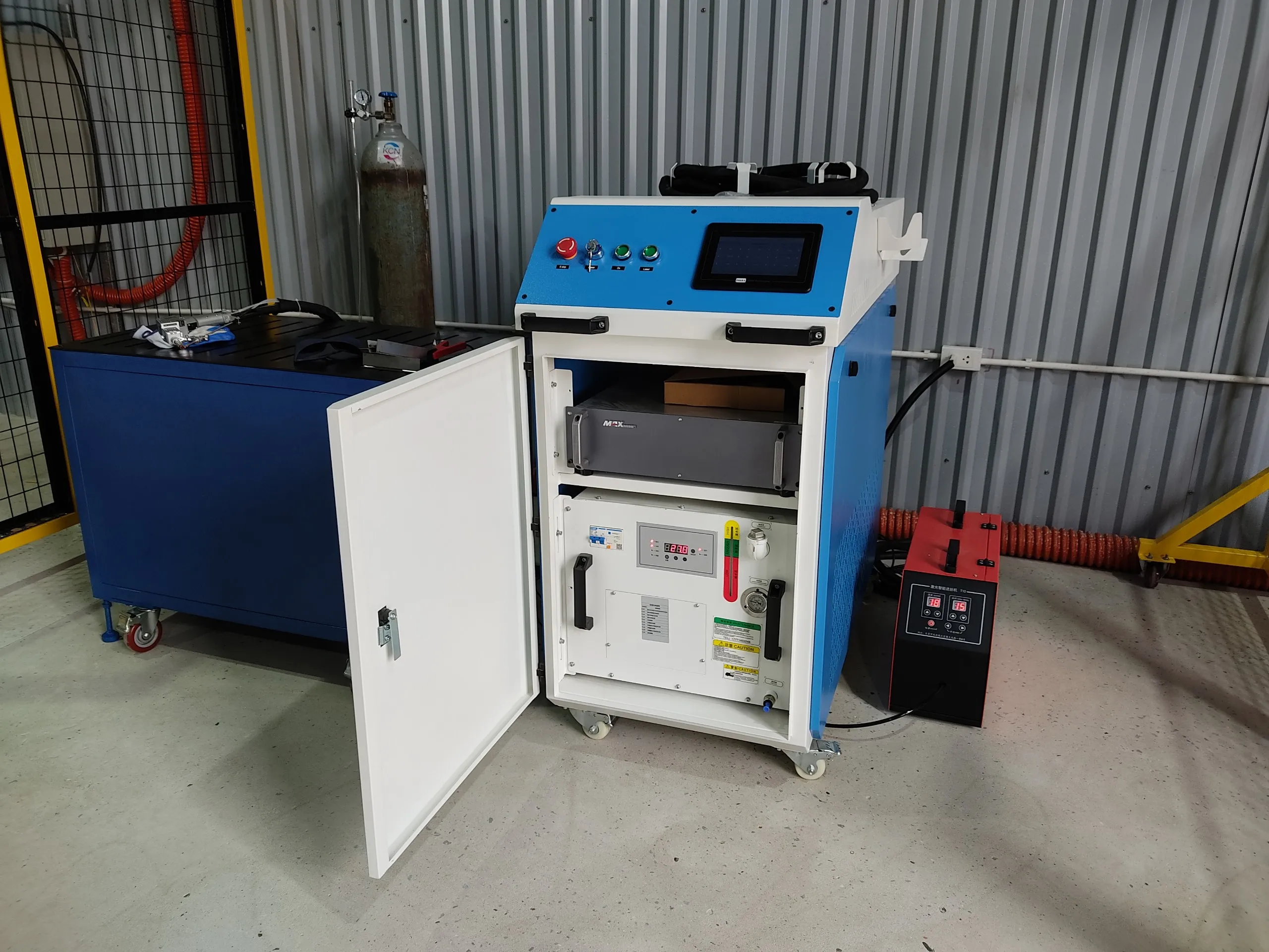 Cấu tạo của máy hàn laser sẽ có nguồn hàn và hệ thống làm mát Cấu tạo của máy hàn laser sẽ có nguồn hàn và hệ thống làm mát