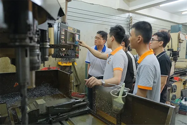 Máy khoan cnc yêu cầu kỹ thuật vận hành và lập trình tương đối phức tạp Máy khoan cnc yêu cầu kỹ thuật vận hành và lập trình tương đối phức tạp