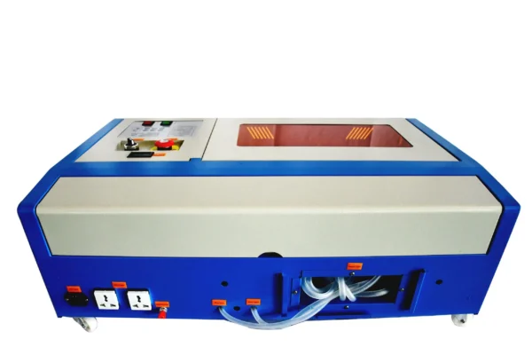 Hình ảnh máy khắc laser mini CO2 phổ biến hiện nay, được sử dụng tại nhiều doanh nghiệp