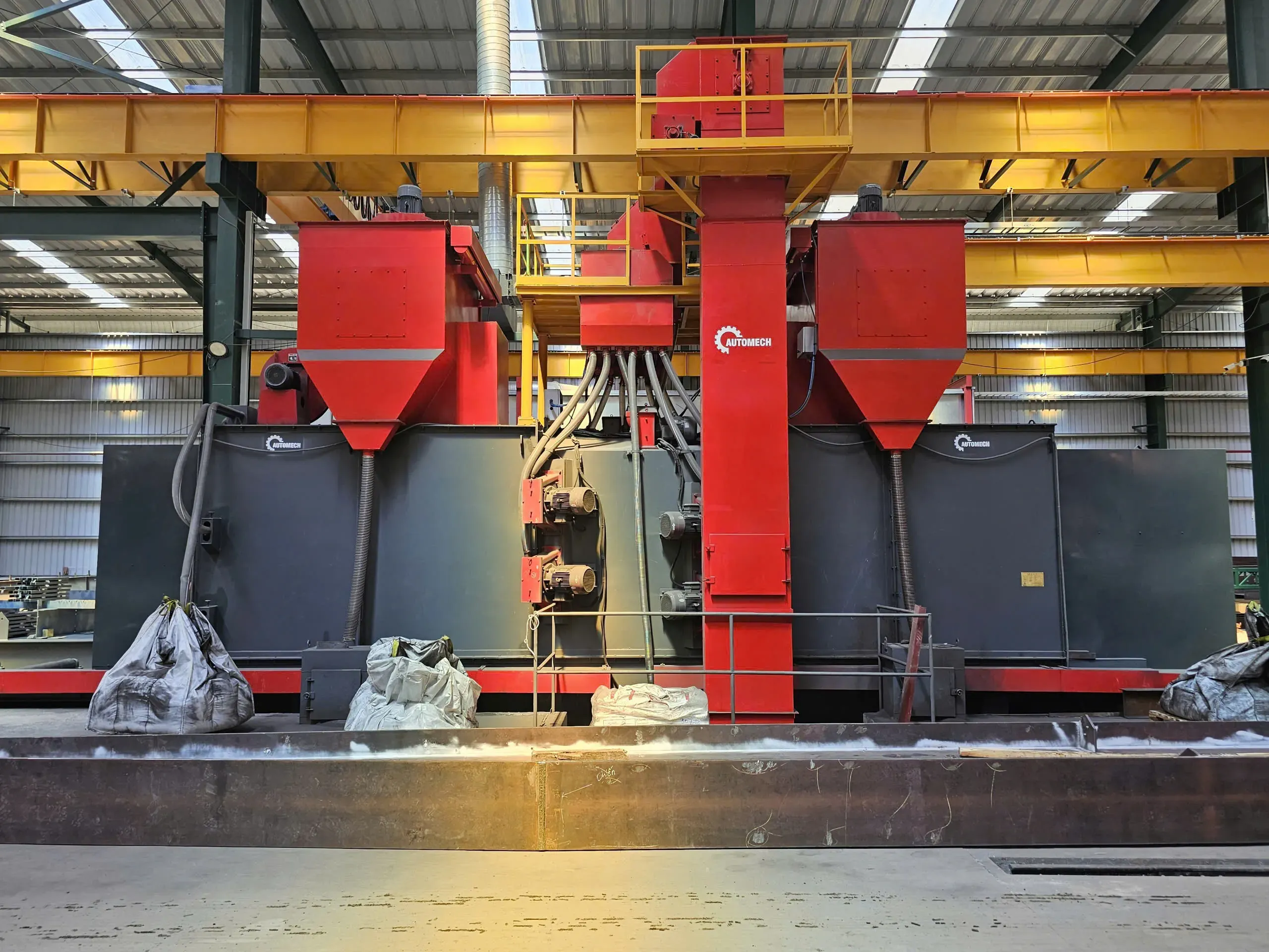 Trong các nhà máy hiện đại, Buồng phun bi là thiết bị quan trọng giúp tăng hiệu suất và chất lượng sản xuất Trong các nhà máy hiện đại, Buồng phun bi là thiết bị quan trọng giúp tăng hiệu suất và chất lượng sản xuất