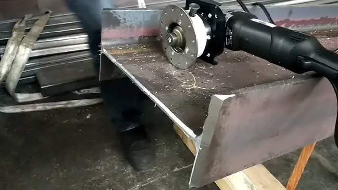 Nhờ khả năng vận hành đơn giản, máy vát mép cầm tay phù hợp cho cả công việc sửa chữa và sản xuất Nhờ khả năng vận hành đơn giản, máy vát mép cầm tay phù hợp cho cả công việc sửa chữa và sản xuất
