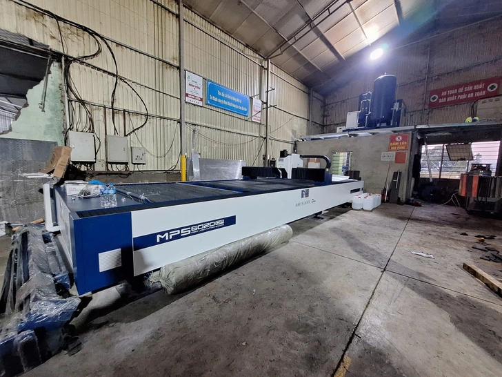 Bên cạnh những lợi ích, việc mua máy cắt laser CNC cũ cũng tiềm ẩn những rủi ro nhất định