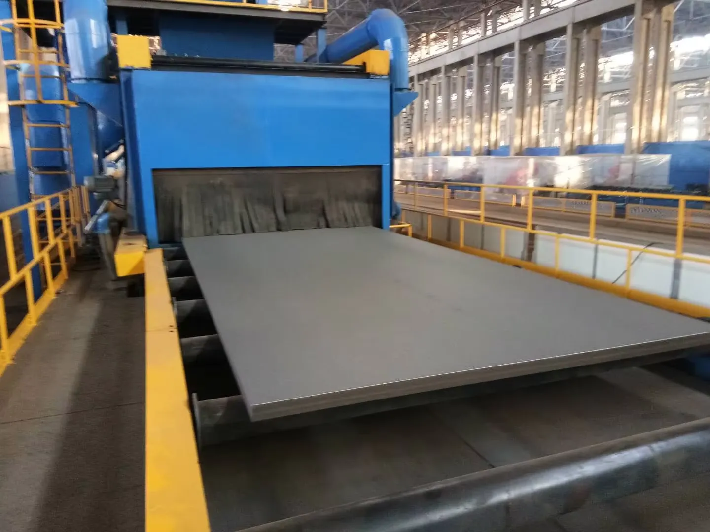 Máy phun bi dầm thép được thiết kế chuyên dụng để làm sạch bề mặt dầm H, thép tấm và kết cấu thép lớn Máy phun bi dầm thép được thiết kế chuyên dụng để làm sạch bề mặt dầm H, thép tấm và kết cấu thép lớn