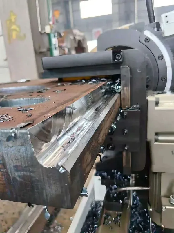 Máy vát mép thép tấm giúp tạo mép vát chính xác trước quá trình hàn và gia công kết cấu thép Máy vát mép thép tấm giúp tạo mép vát chính xác trước quá trình hàn và gia công kết cấu thép