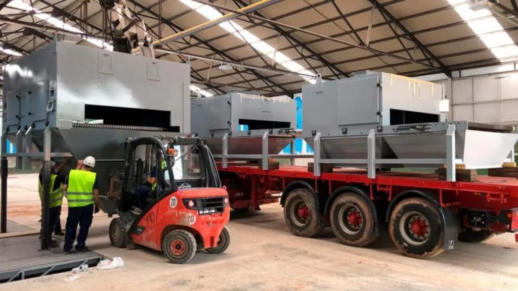 Thiết bị phun cát giúp tạo độ nhám đồng đều, tăng khả năng bám dính của lớp sơn bảo vệ Thiết bị phun cát giúp tạo độ nhám đồng đều, tăng khả năng bám dính của lớp sơn bảo vệ