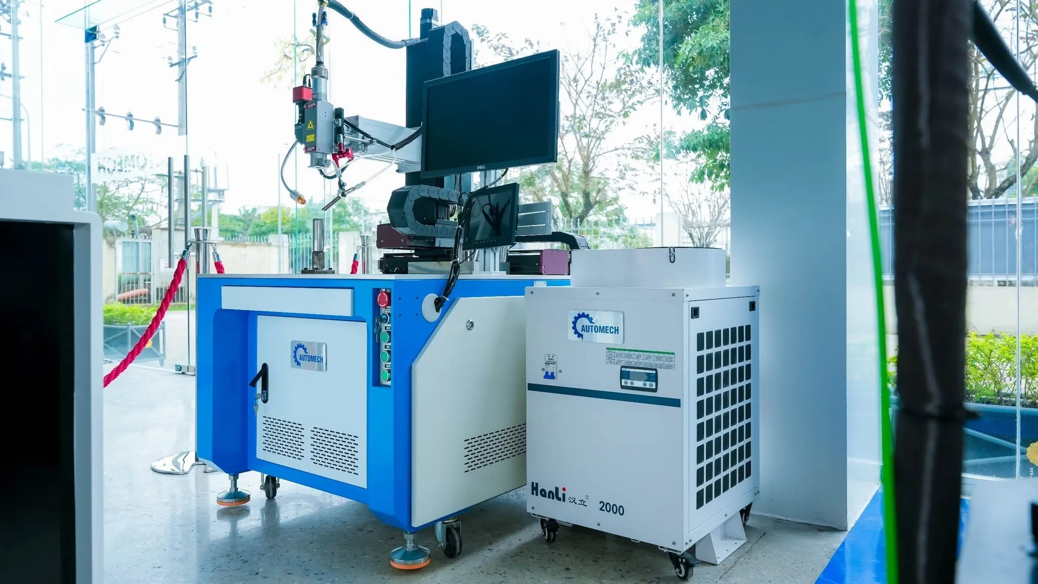 Những máy khắc laser công suất lớn sẽ cần dùng hệ thống làm mát ngoài để giảm diện tích của máy.