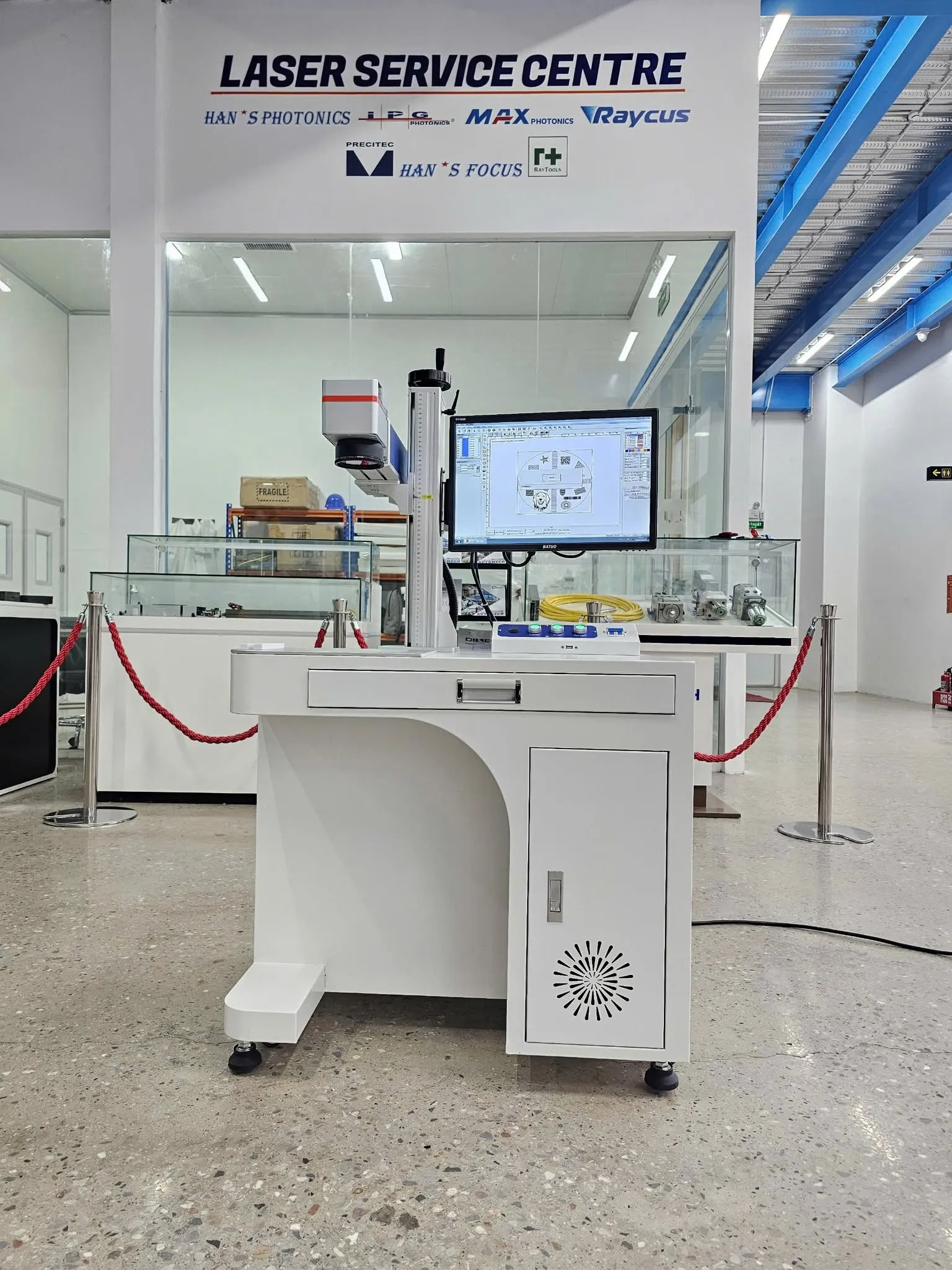 Trung tâm xử lí nguồn laser được Automech set up để xử lí nhanh khi có vấn đề phát sinh.