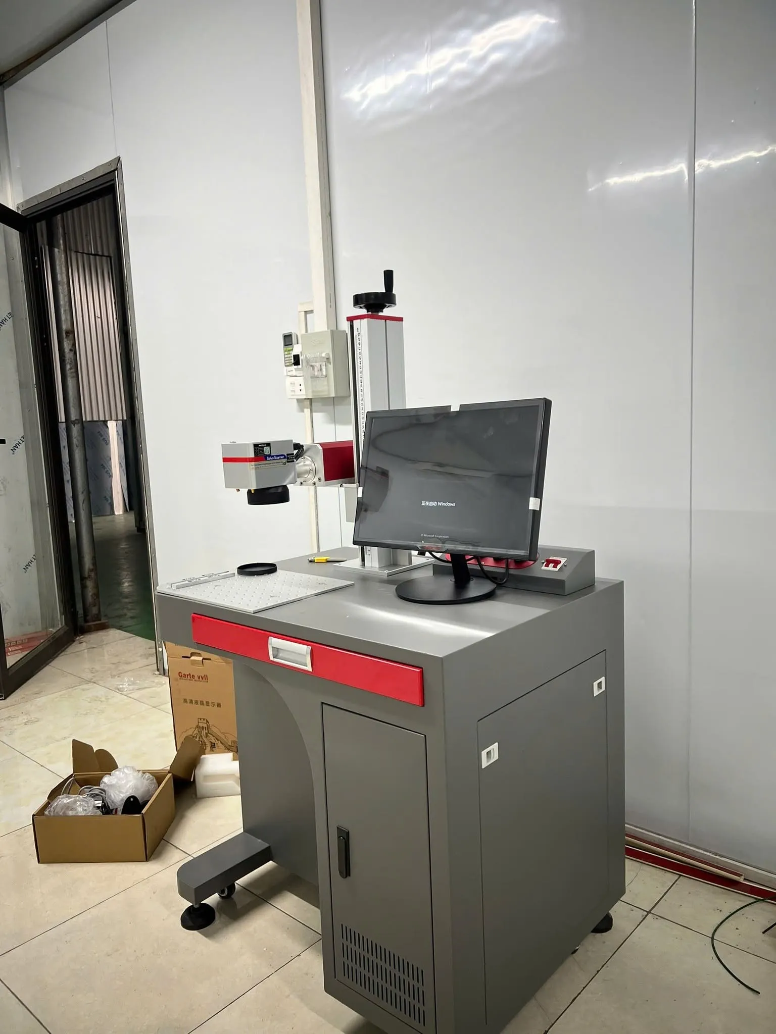 Bàn giao máy khắc laser fiber tại xưởng sản xuất CNC.